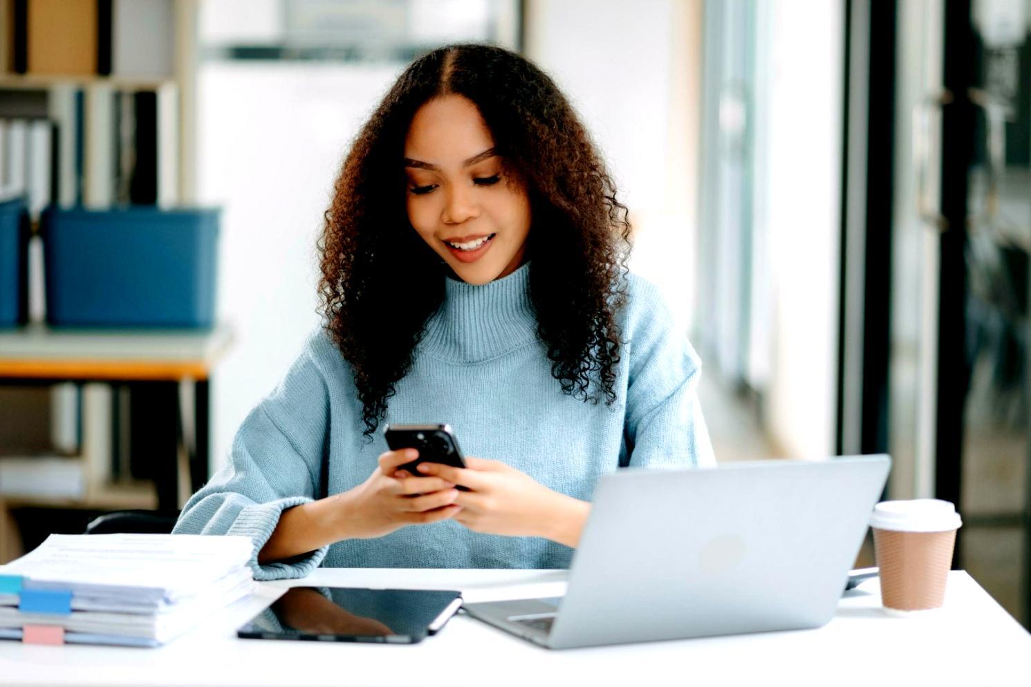 Équipe de conseillers analysant des opportunités d'investissement